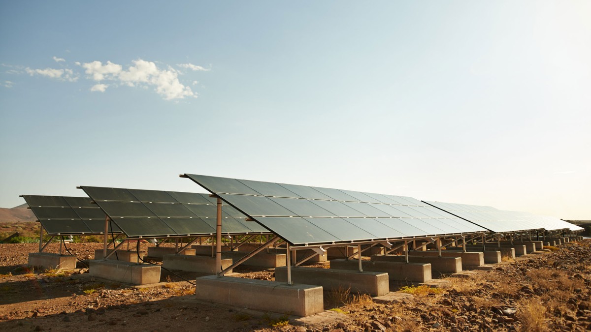 Solarpanels in Wüstenumgebung