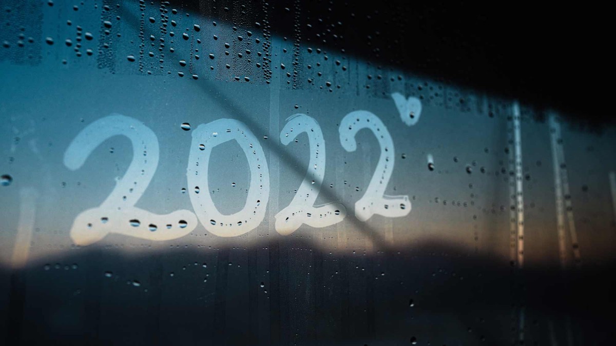 Zahl 2022 an beschlagenes Fenster geschrieben