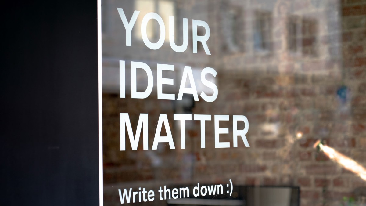 Glastür mit der Aufschrift "your ideas matter write them down :)"