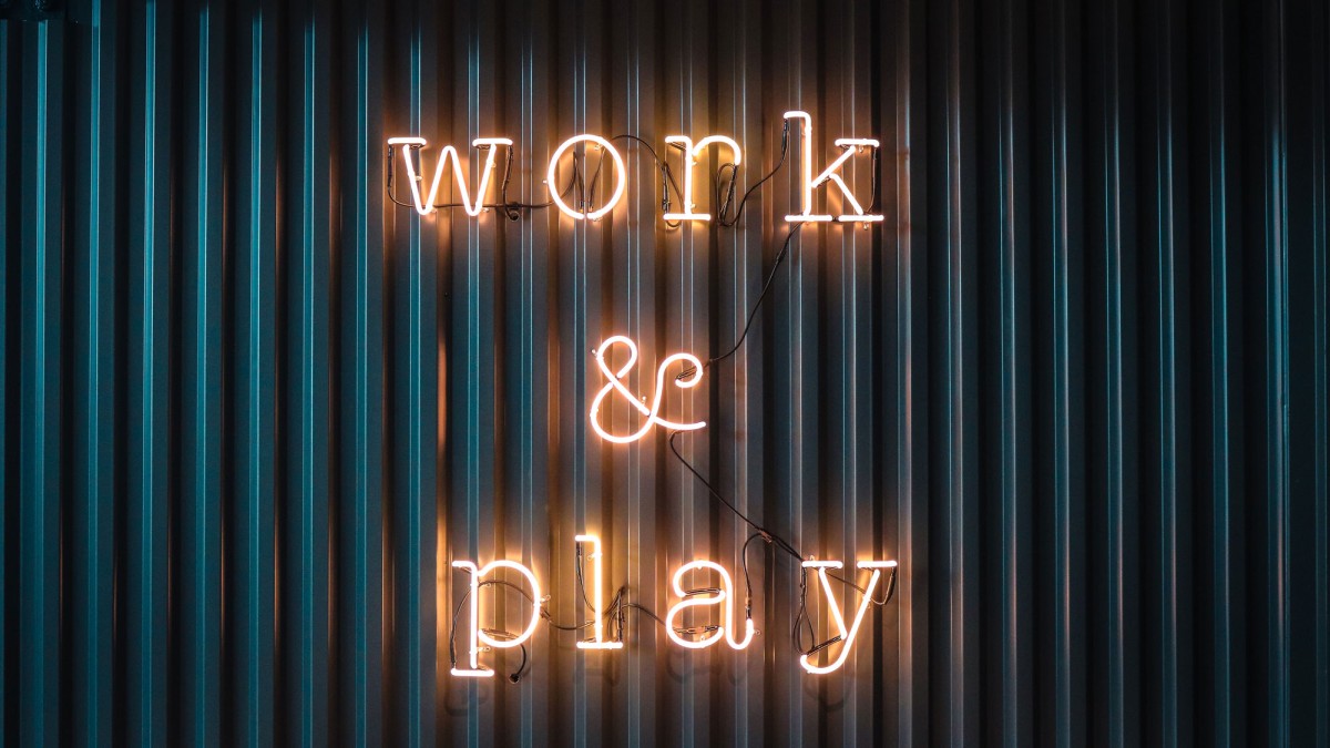 Neon-Schrift "Work & Play"