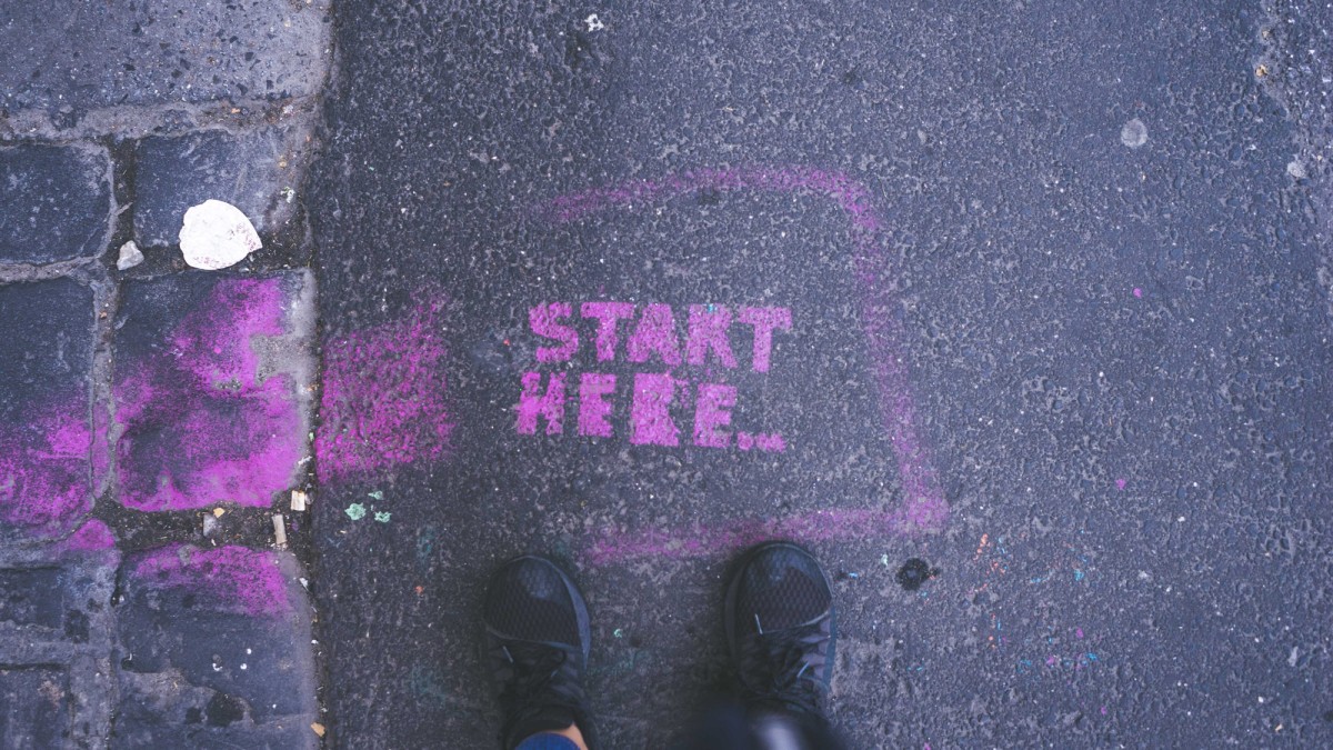 Straßengraffiti "Start here"