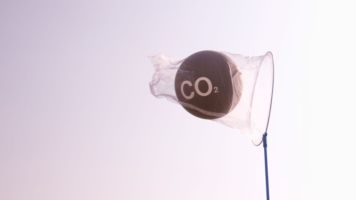 sinnbildlich wird ein CO2-Ballon mit einem Netz aufgefangen