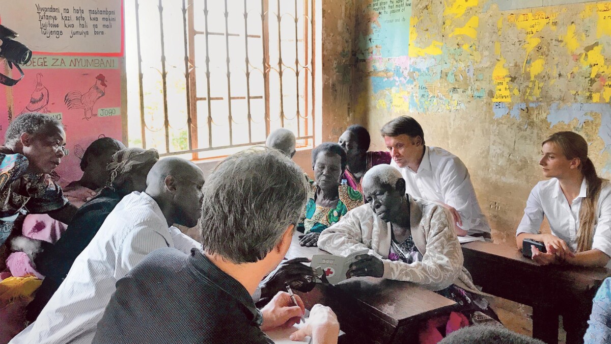 GLOHRA-Mitglieder und ihre ugandischen Partner testen neue Informationsmaterialien zu Herz-Kreislauf-Erkrankungen gemeinsam mit der lokalen Bevölkerung.